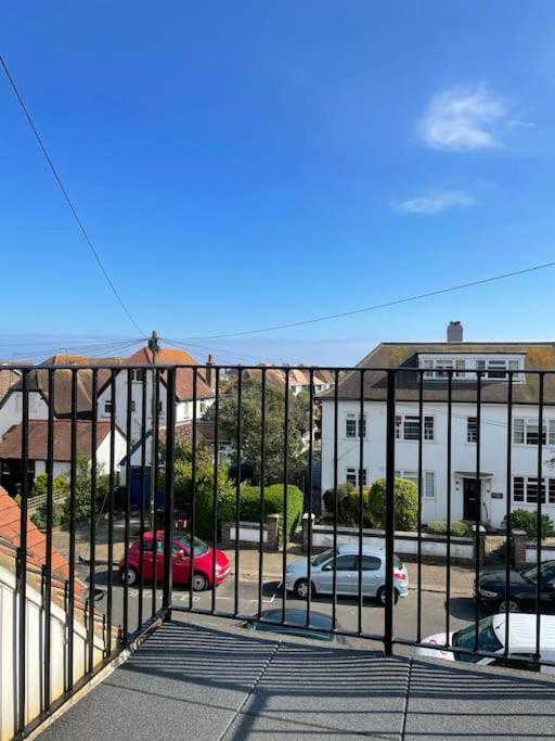 Lovely Bijou Loft Apt, One Road Back From The Sea Lägenhet Worthing Exteriör bild